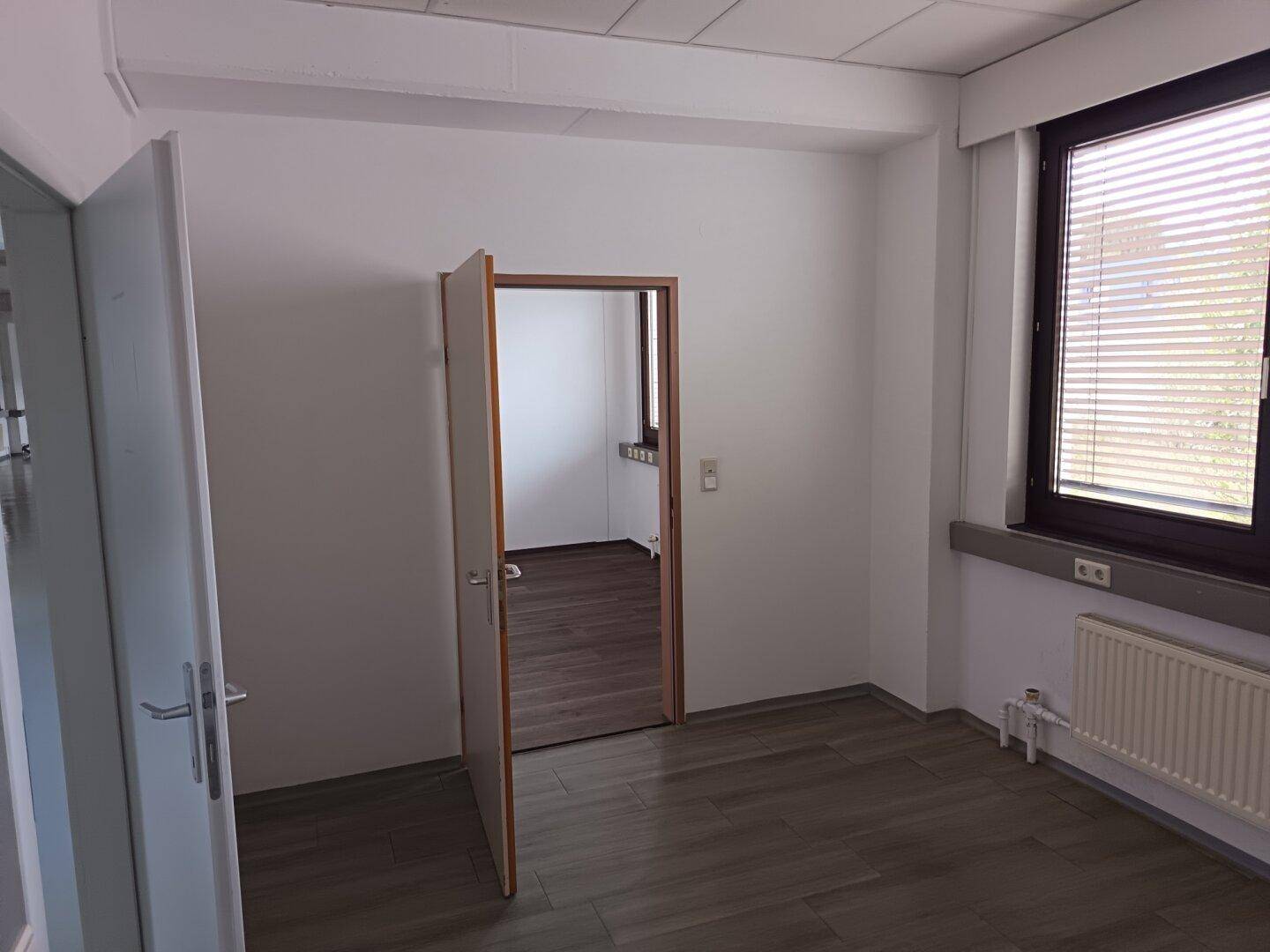 Ideal für Anleger und Firmen!! Es gibt ein Gewerbeobjekt mit 5 Garconnieren und einer 2 Zimmerwohnung in Innsbruck zu erwerben. – další