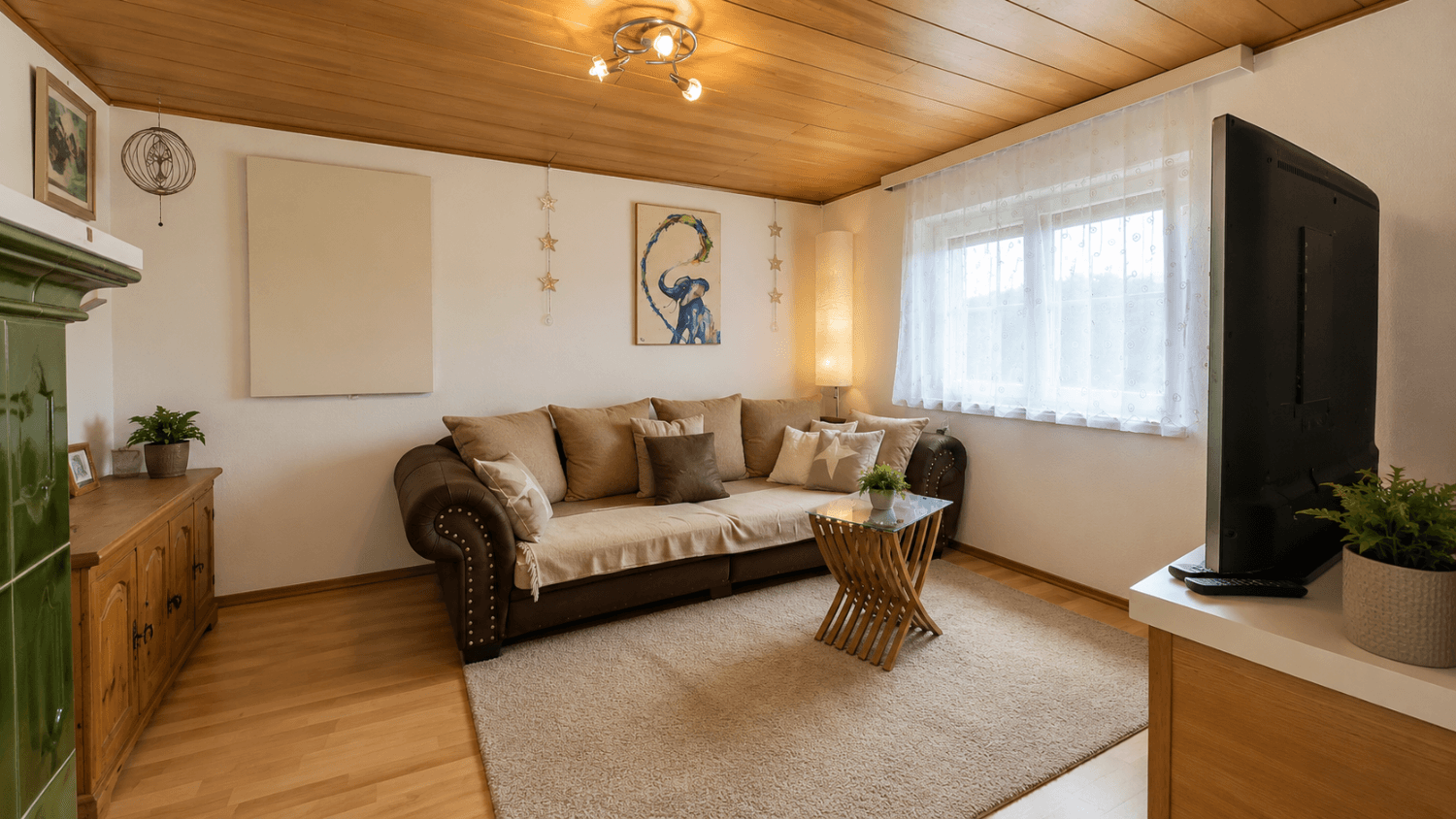 Helles Wohnzimmer mit traditionellem Kachelofen, Holzdecke und bequemer Couch.