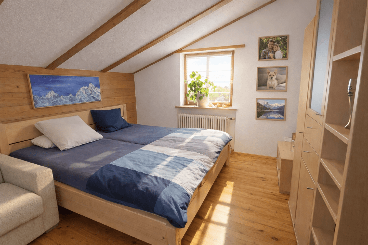Helles Schlafzimmer im Dachgeschoss mit Holzbalken, Holzboden und Fenster.