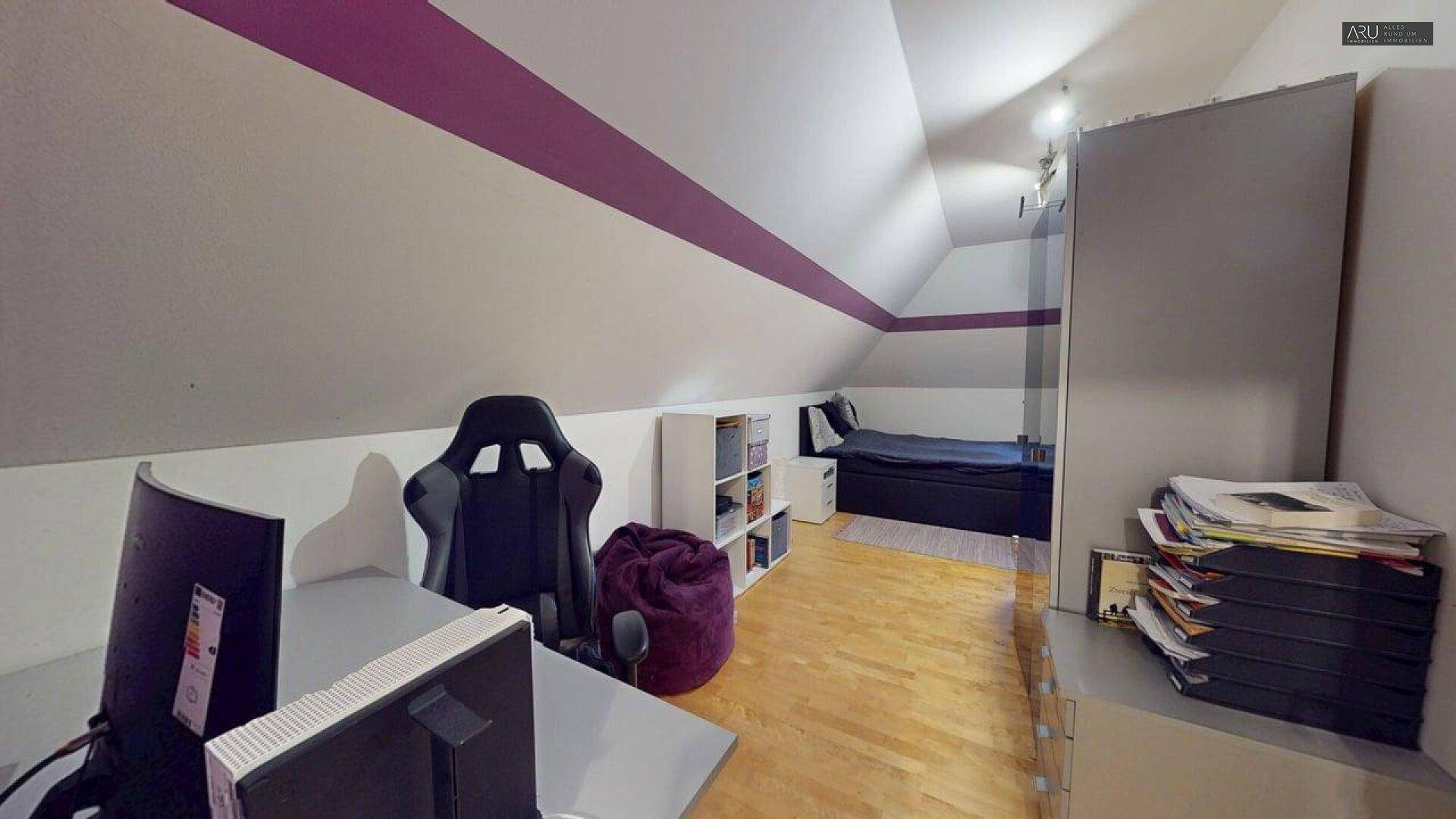 Funktionaler Raum im Dachgeschoss, ideal als Schlafzimmer oder Arbeitsbereich.