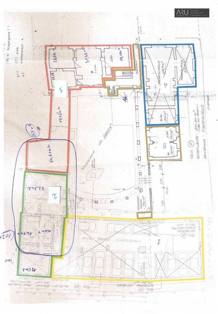Handgezeichneter Grundriss mit farbigen Markierungen für verschiedene Gebäudeteile und Parkflächen.