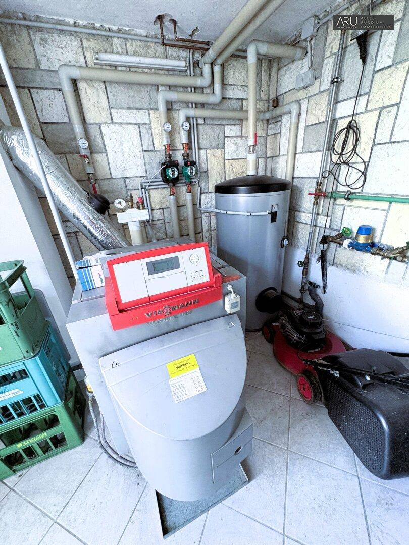 Heizungsraum im Keller mit Viessmann-Anlage und Warmwasserspeicher, gut zugänglich.