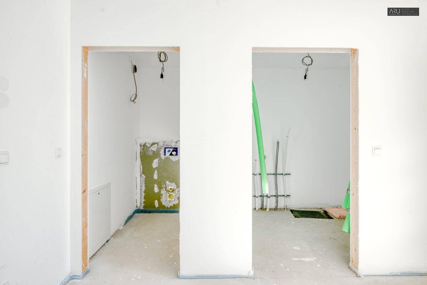 Zwei unfertige Räume im Rohbau, bereit für den weiteren Ausbau.