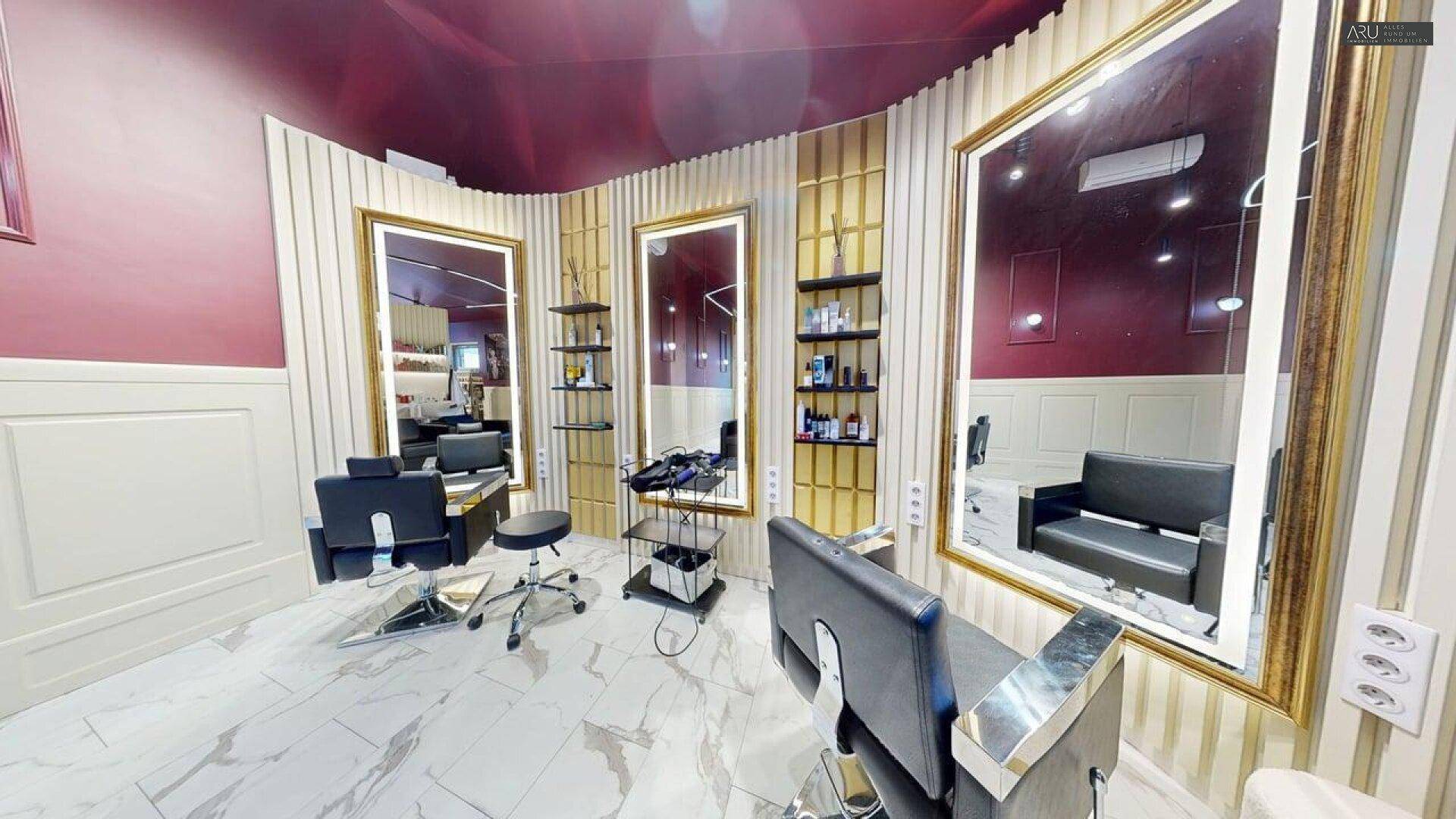 Styling-Bereich im Friseursalon mit großen Spiegeln, Produktregalen und Marmorboden.