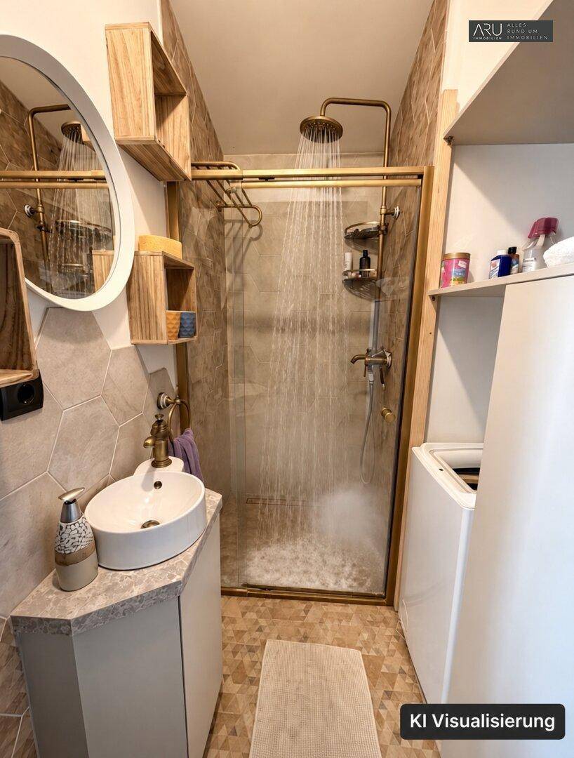 Modernes Badezimmer mit begehbarer Dusche, goldenen Armaturen und Waschbecken.
