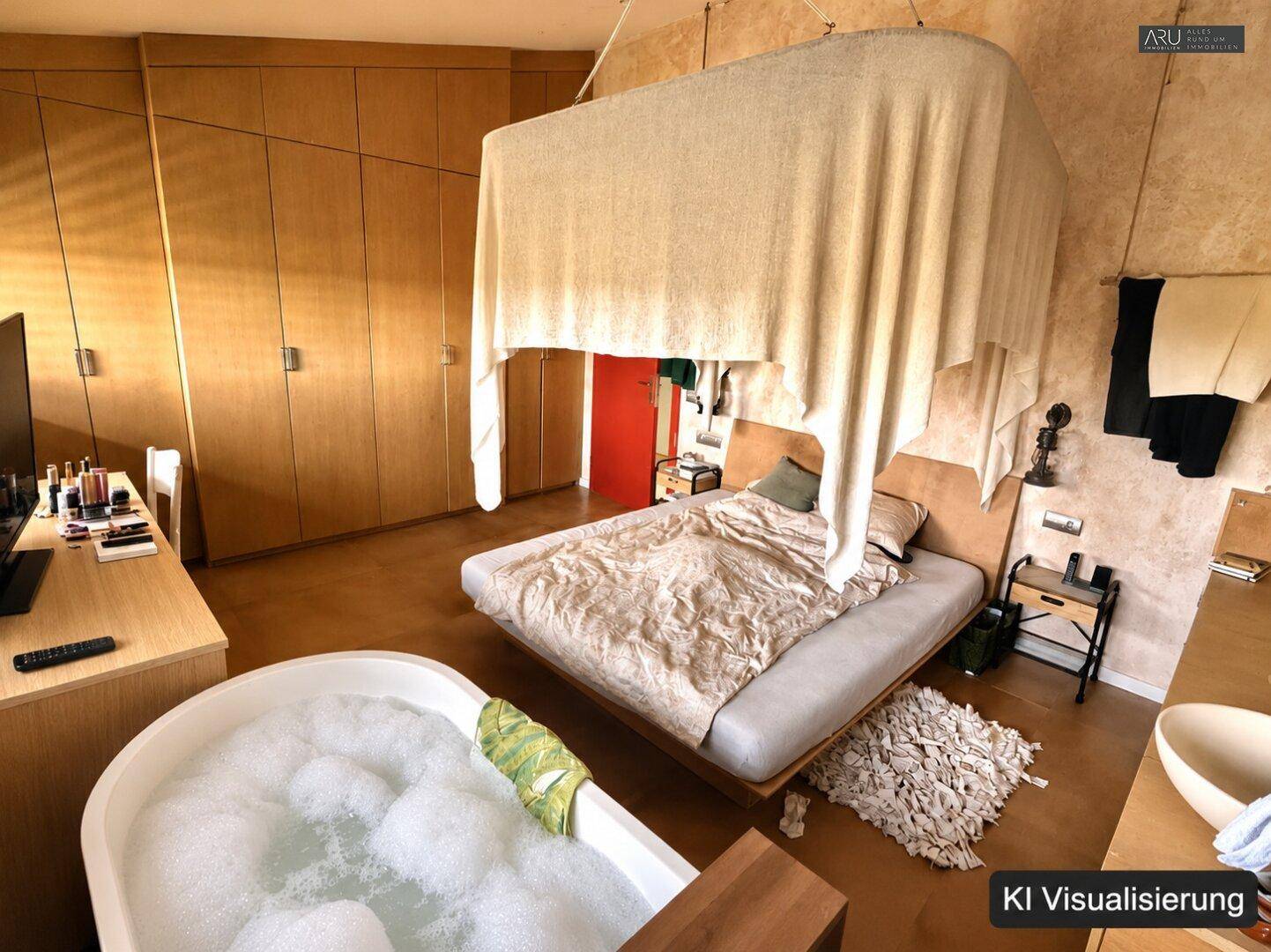 Geräumiges Schlafzimmer mit integrierter Badewanne, Holzboden und großen Einbauschränken.