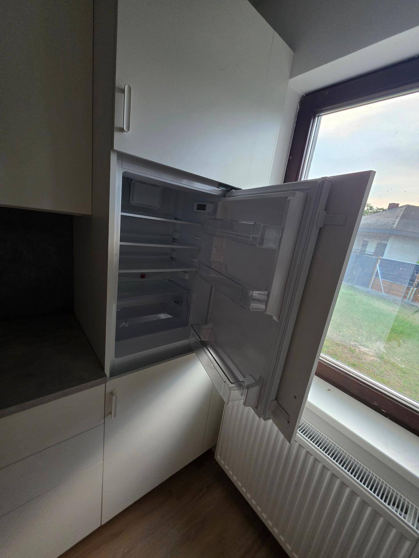 Eingebauter Kühlschrank in der Küche, offen und bereit zur Nutzung.