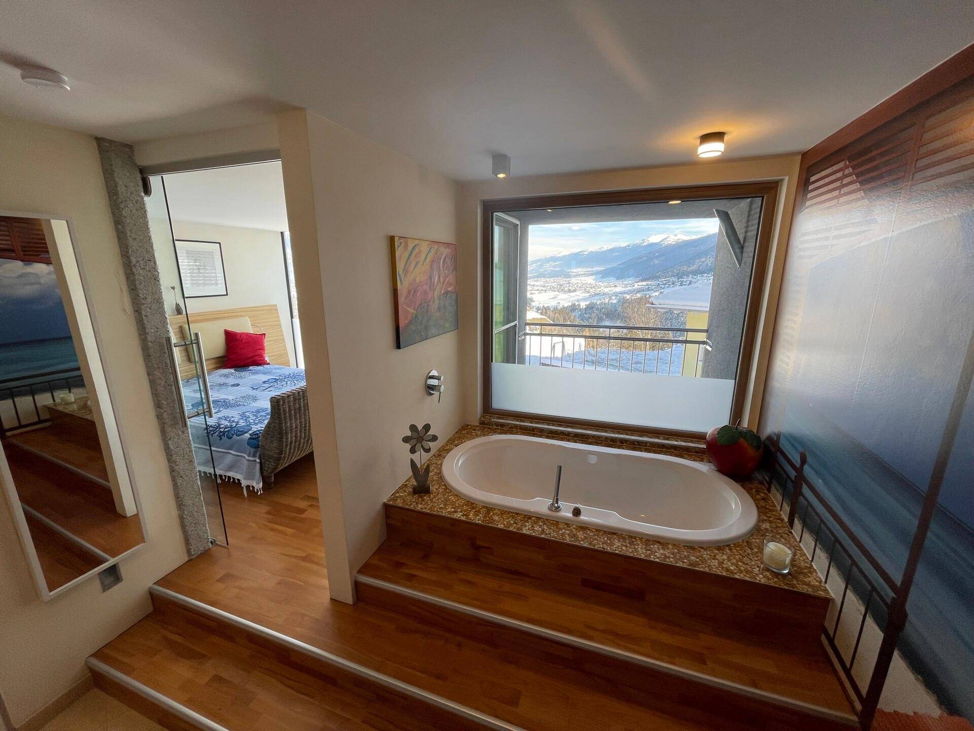 Masterbedroom: Badewanne mit Panoramablick