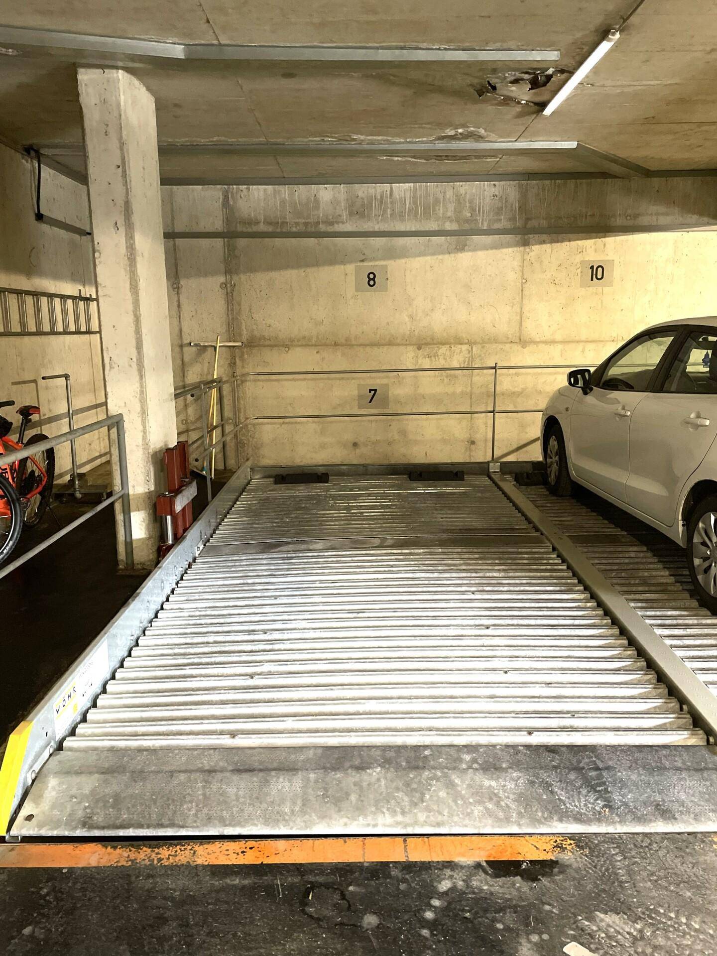 Tiefgarage mit Duplex-Parksystem für zwei Fahrzeuge, bietet sicheren Stellplatz.