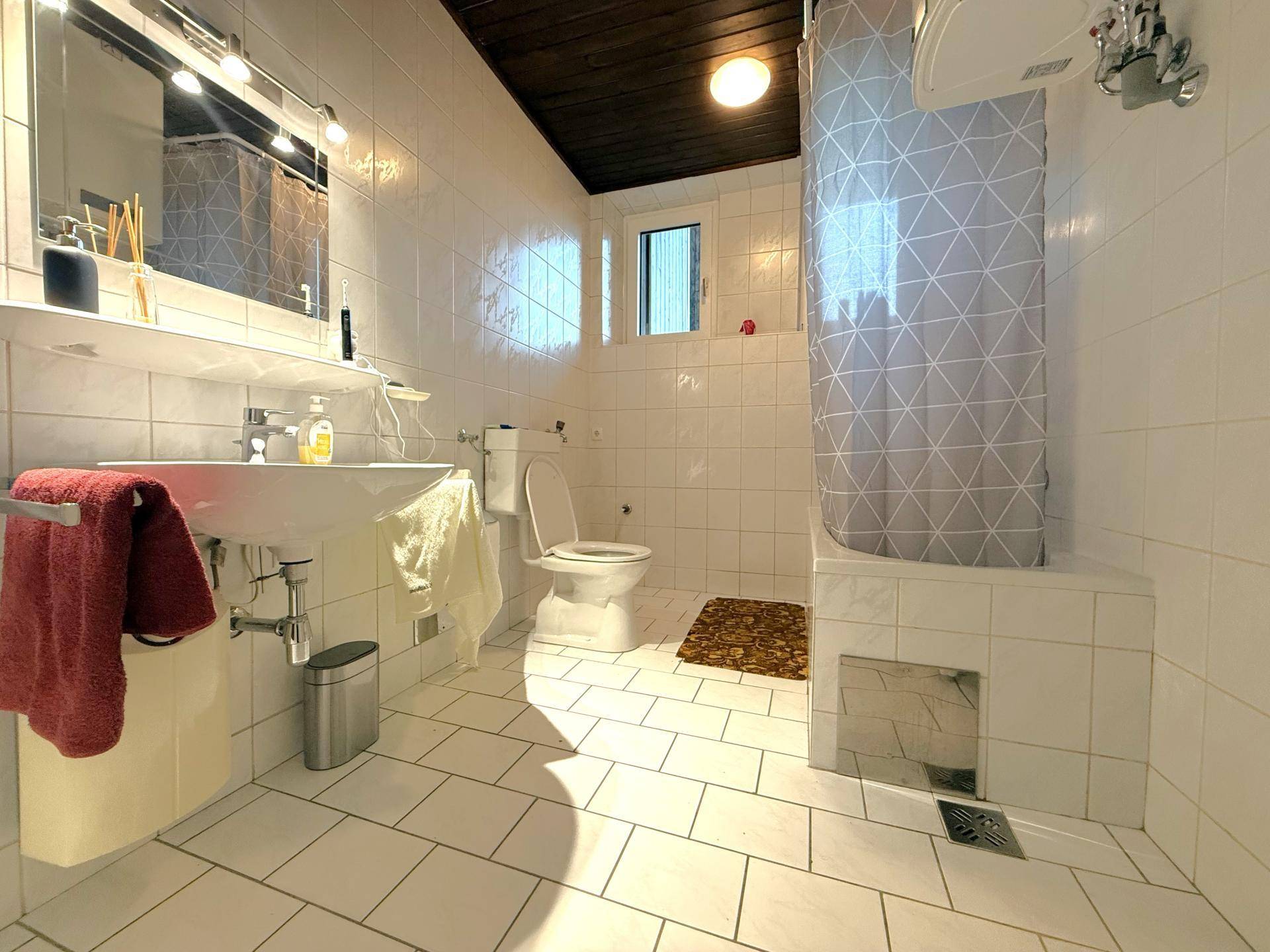 Badezimmer V1 (ca. 6,20 m²)