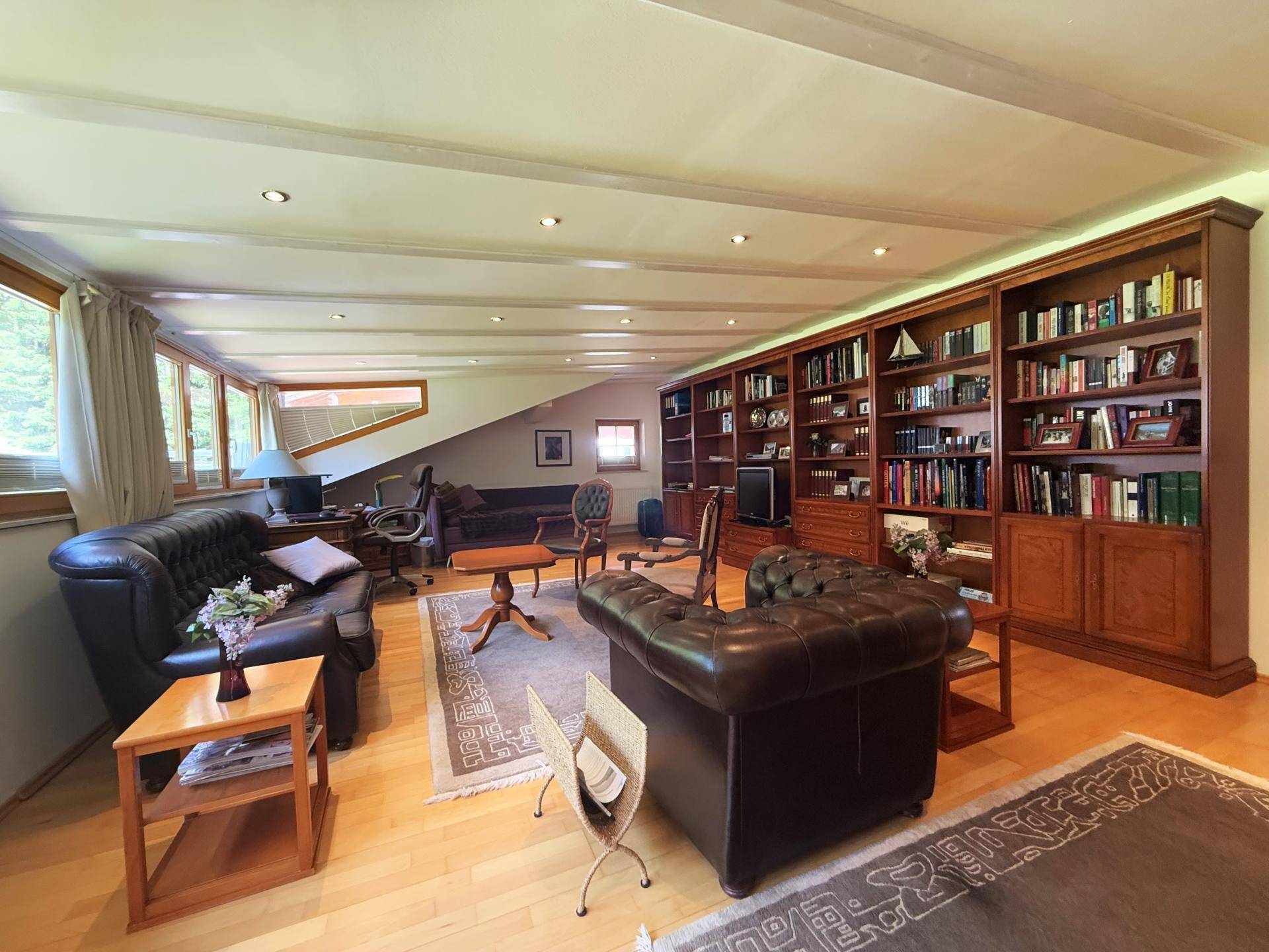 Büro / Bibliothek
