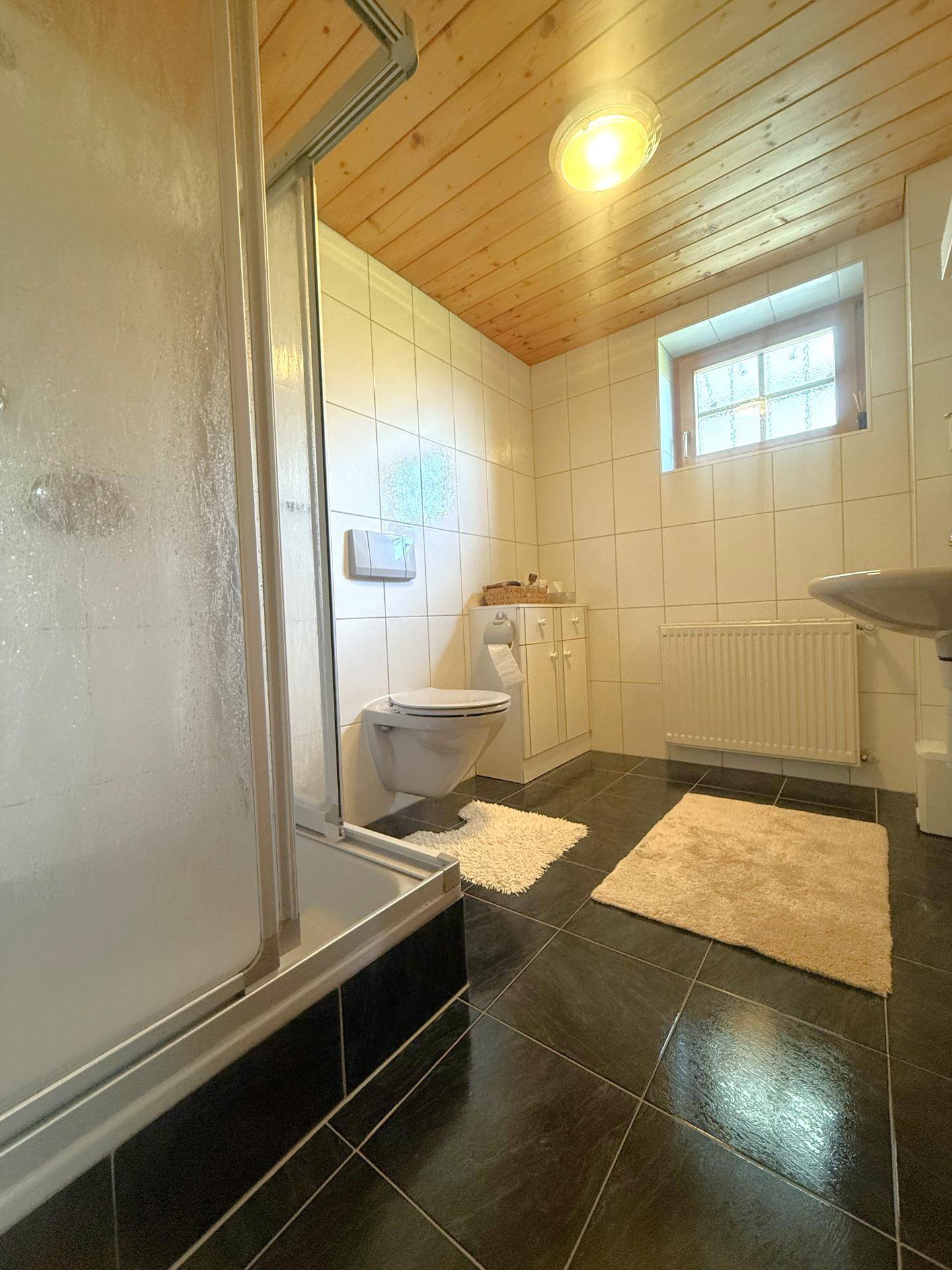 Einliegerwohnung: Badezimmer