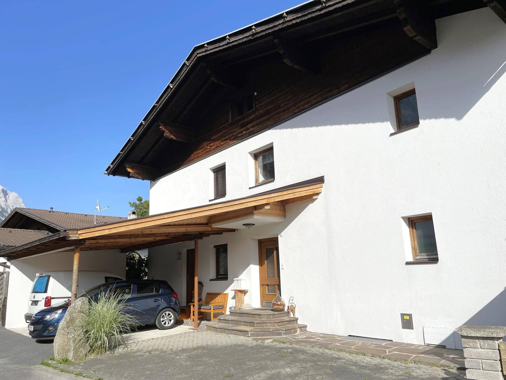 Eingangsbereich / Parkplätze