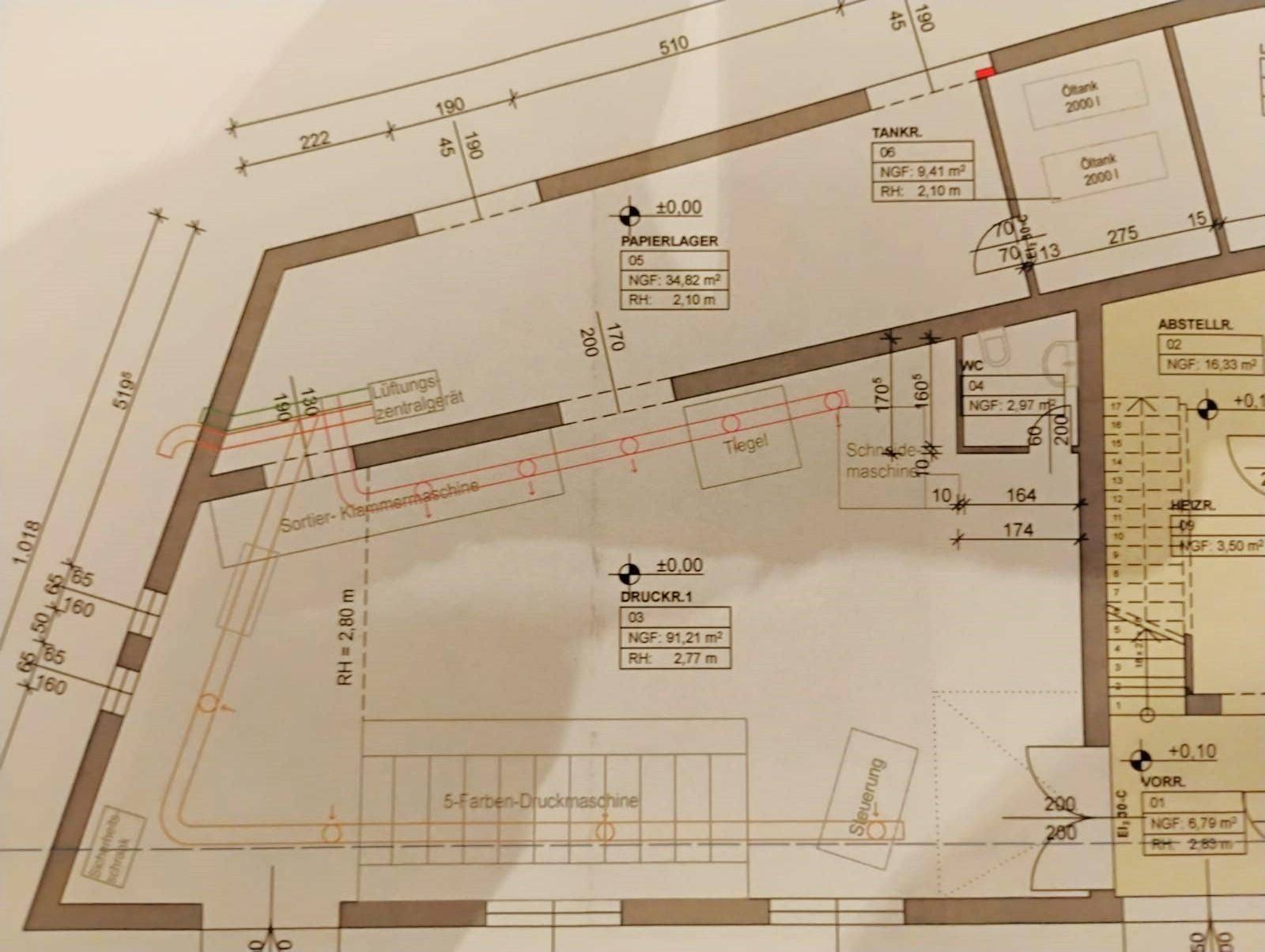 Detaillierter Grundriss mit verschiedenen Lagerbereichen, WC und technischen Installationen im Untergeschoss.