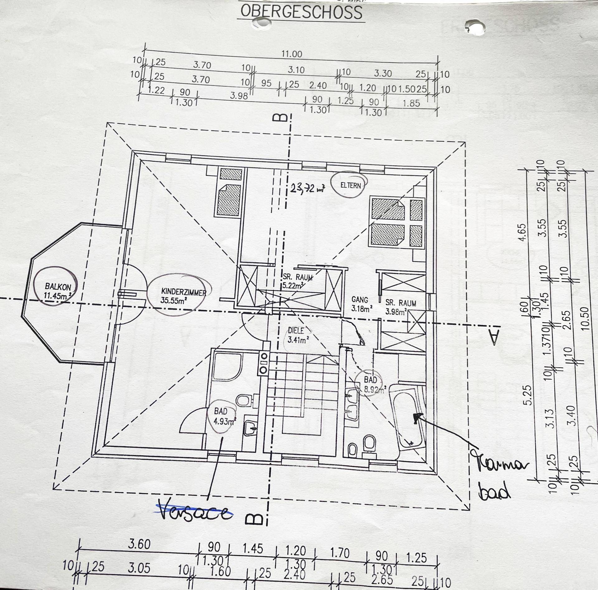 Grundriss des Obergeschosses mit Schlafzimmern, Bädern und Balkon.