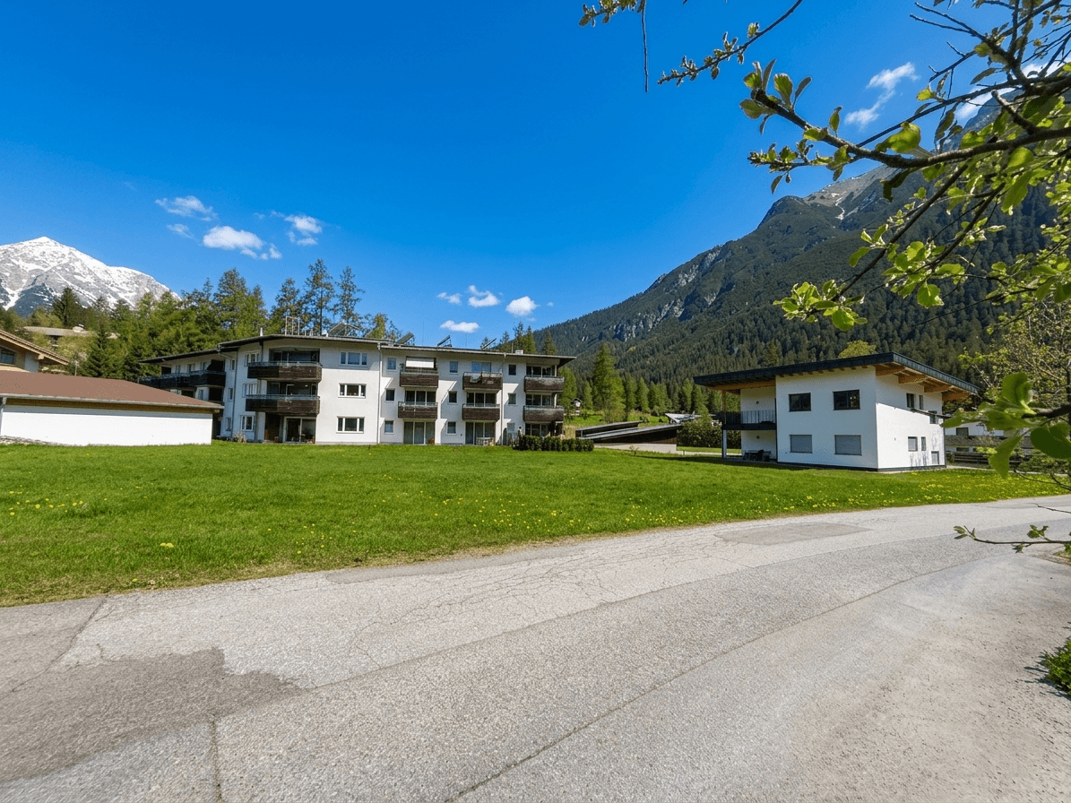 Idyllische Lage mit freiem Blick auf die Berge und die umliegende Natur unter strahlend blauem Himmel.