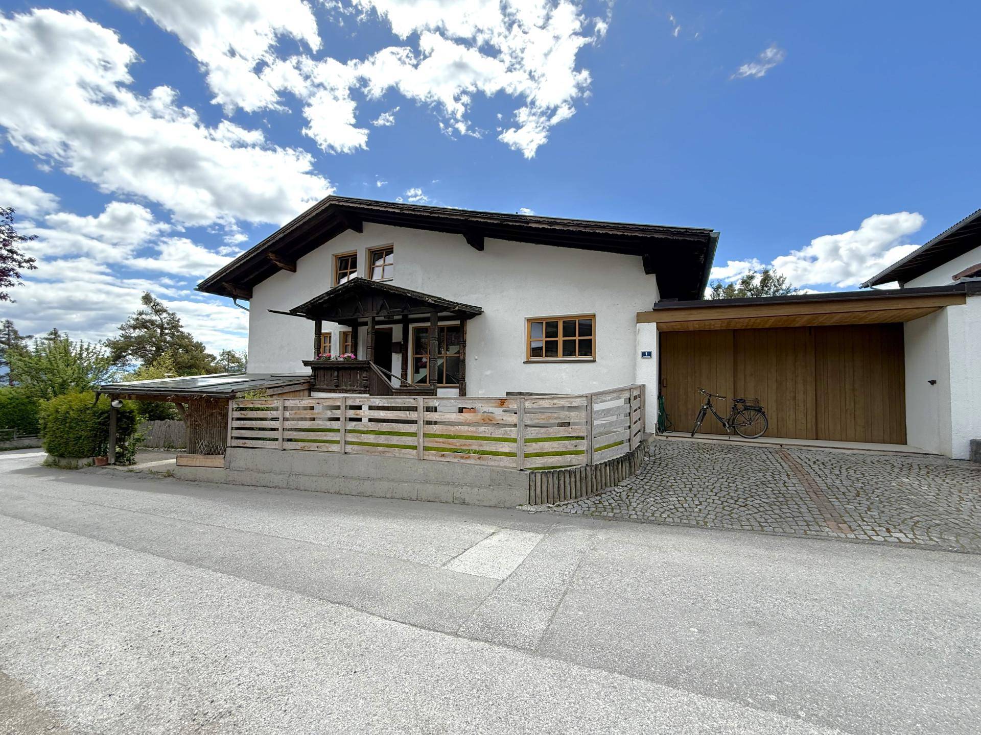 Ruhig gelegenes Mehrfamilienhaus mit drei Einheiten und Garten - Ansicht 2