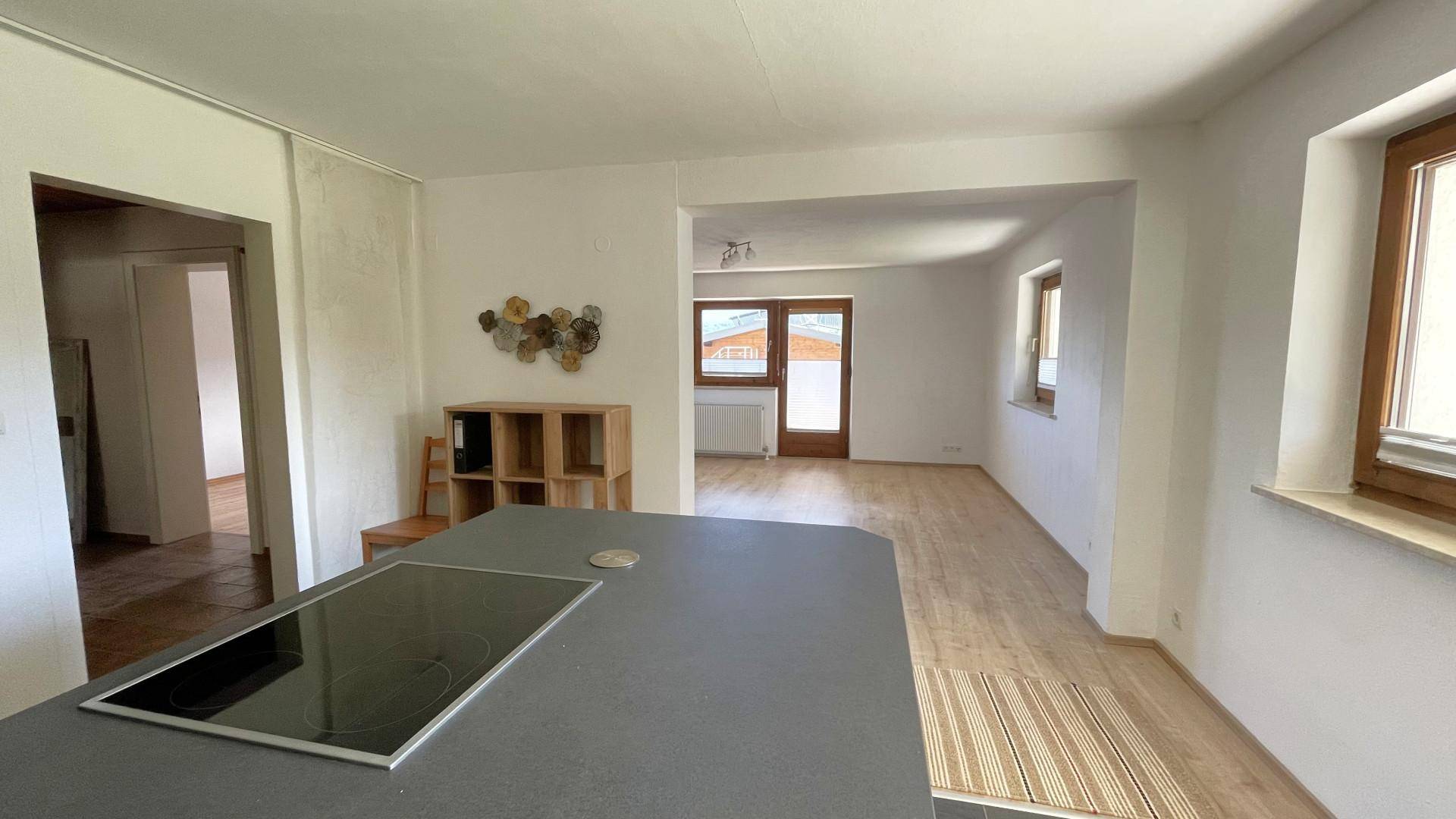 Blick von Küche zum Wohnzimmer