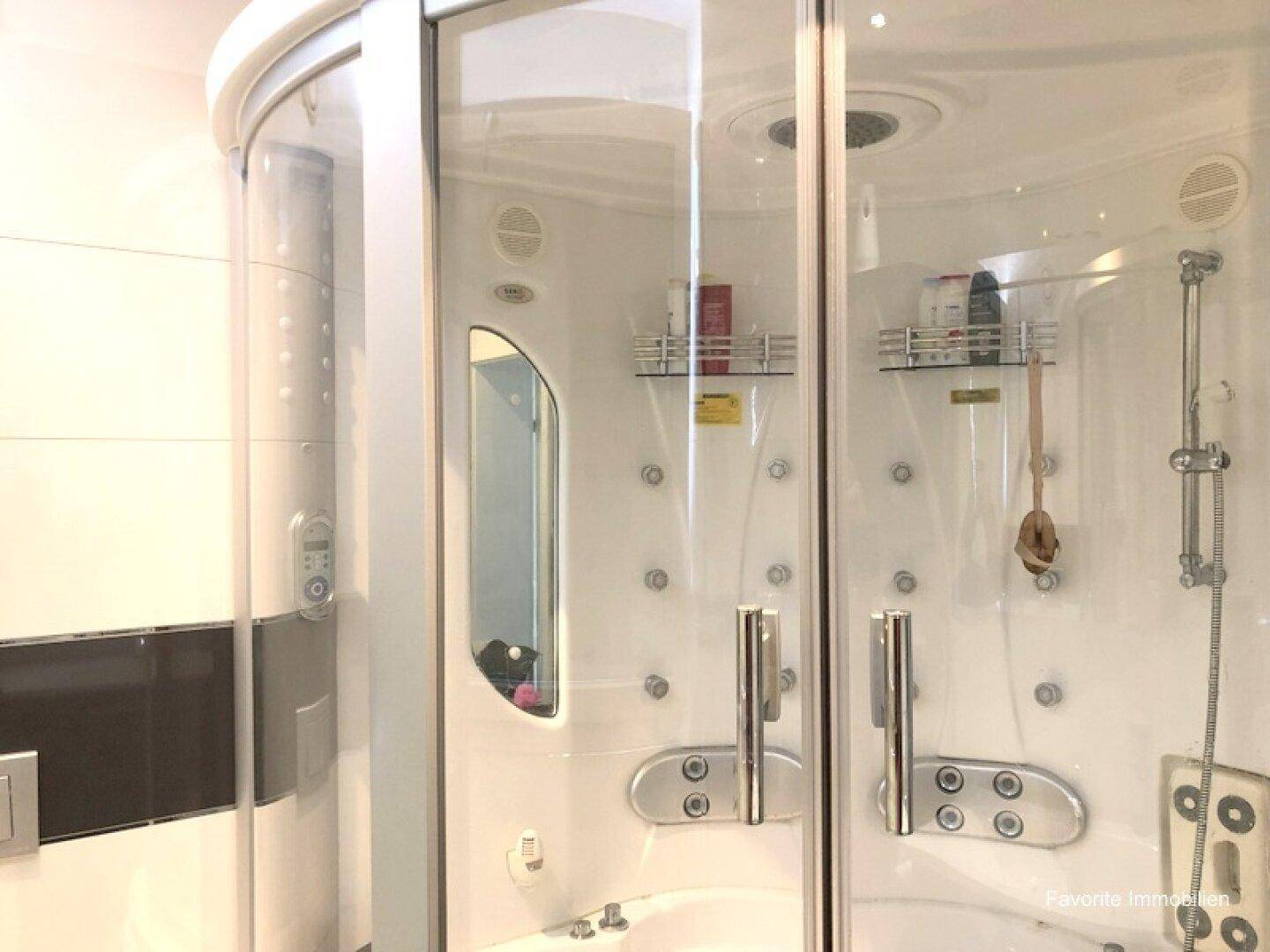 Badezimmer mit Jakuzzi + Massagedüsen