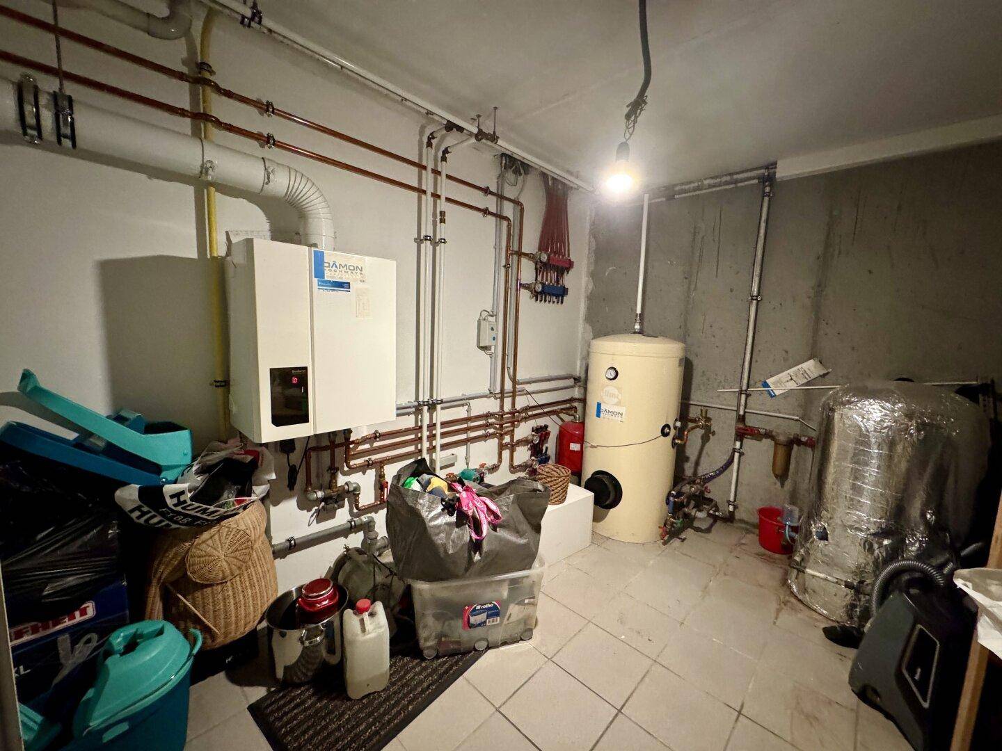 Zentralstaubsaugersystem an der Wand in einem Flur oder Abstellraum.
