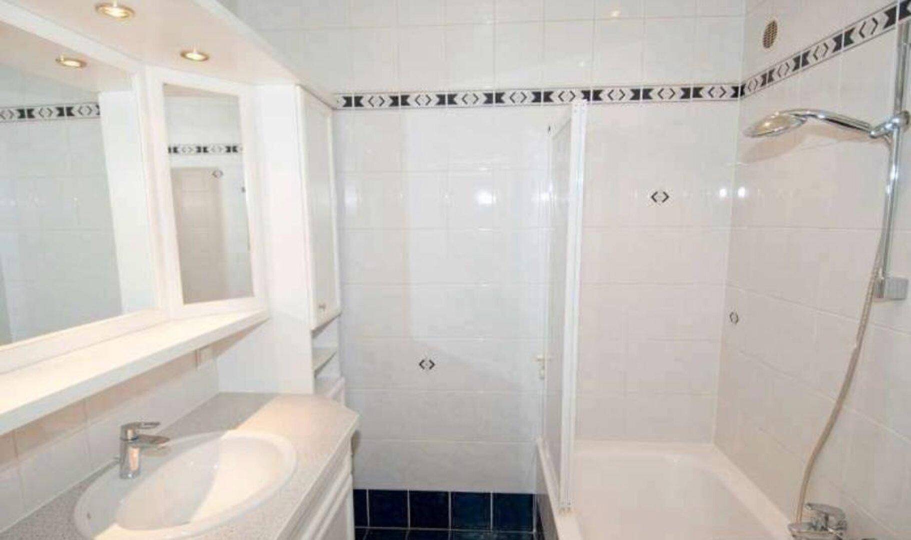 Badezimmer mit Wanne