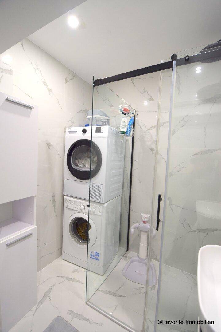 Badezimmer mit Dusche + WC