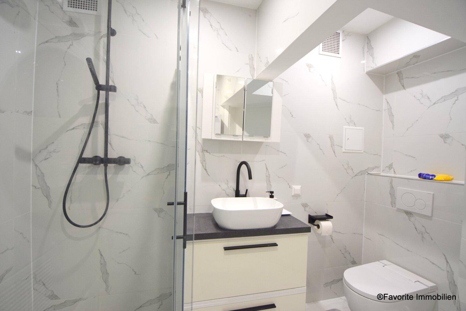 Badezimmer mit Dusche + WC