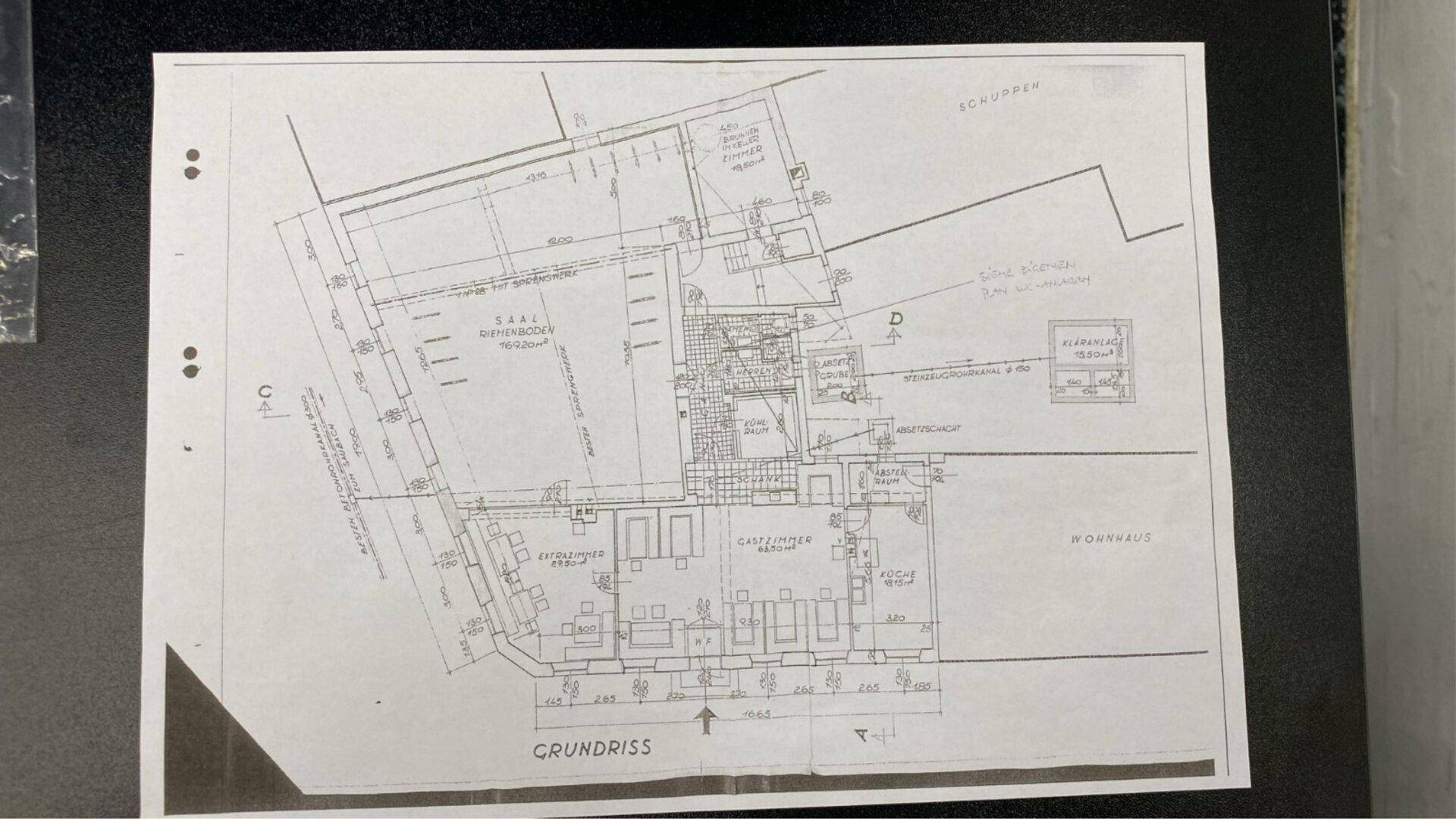 Detaillierter Grundriss des Erdgeschosses mit verschiedenen Räumen und Abmessungen, übersichtlich dargestellt.