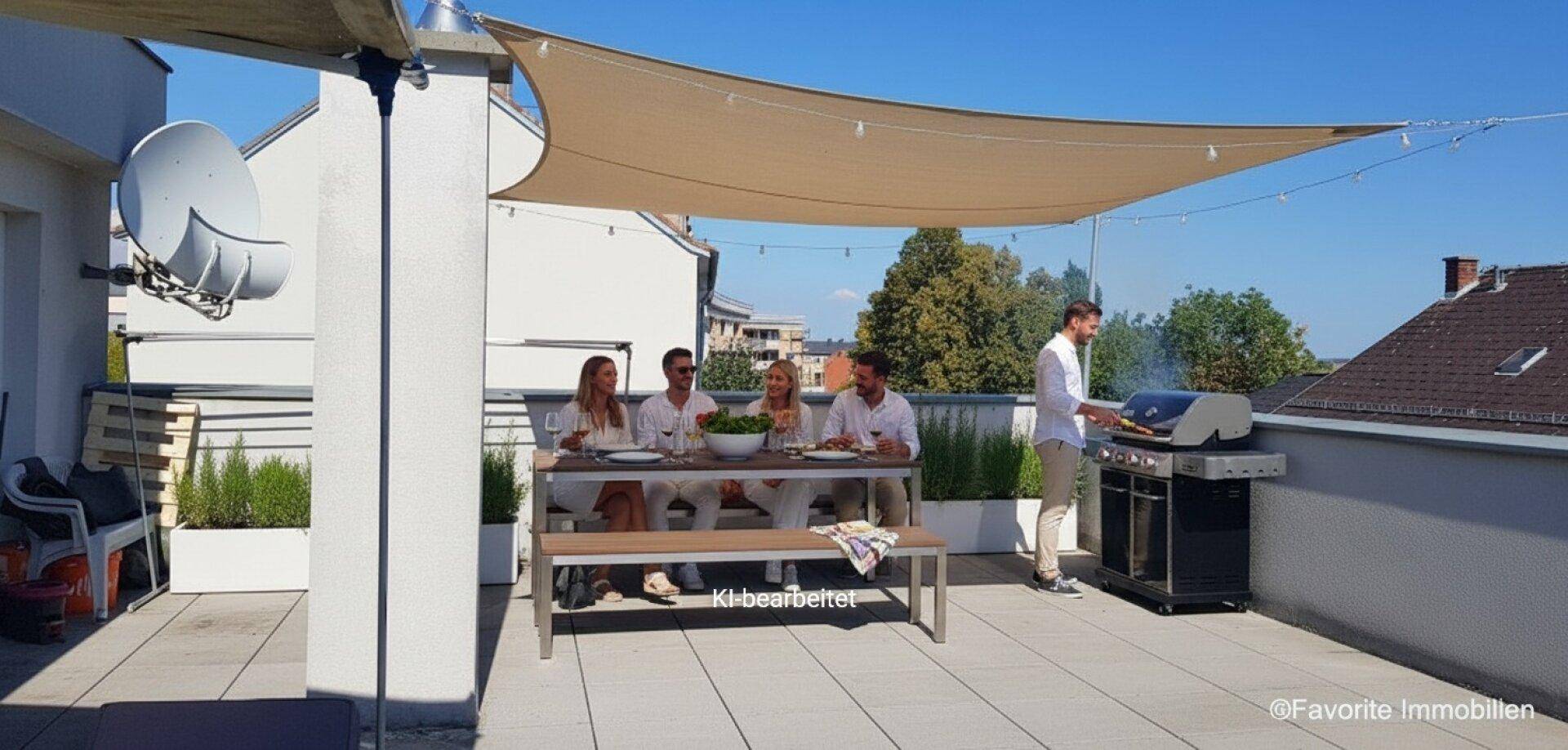 Eine Gruppe von Freunden genießt ein Barbecue auf einer sonnigen Dachterrasse mit Sonnensegel.