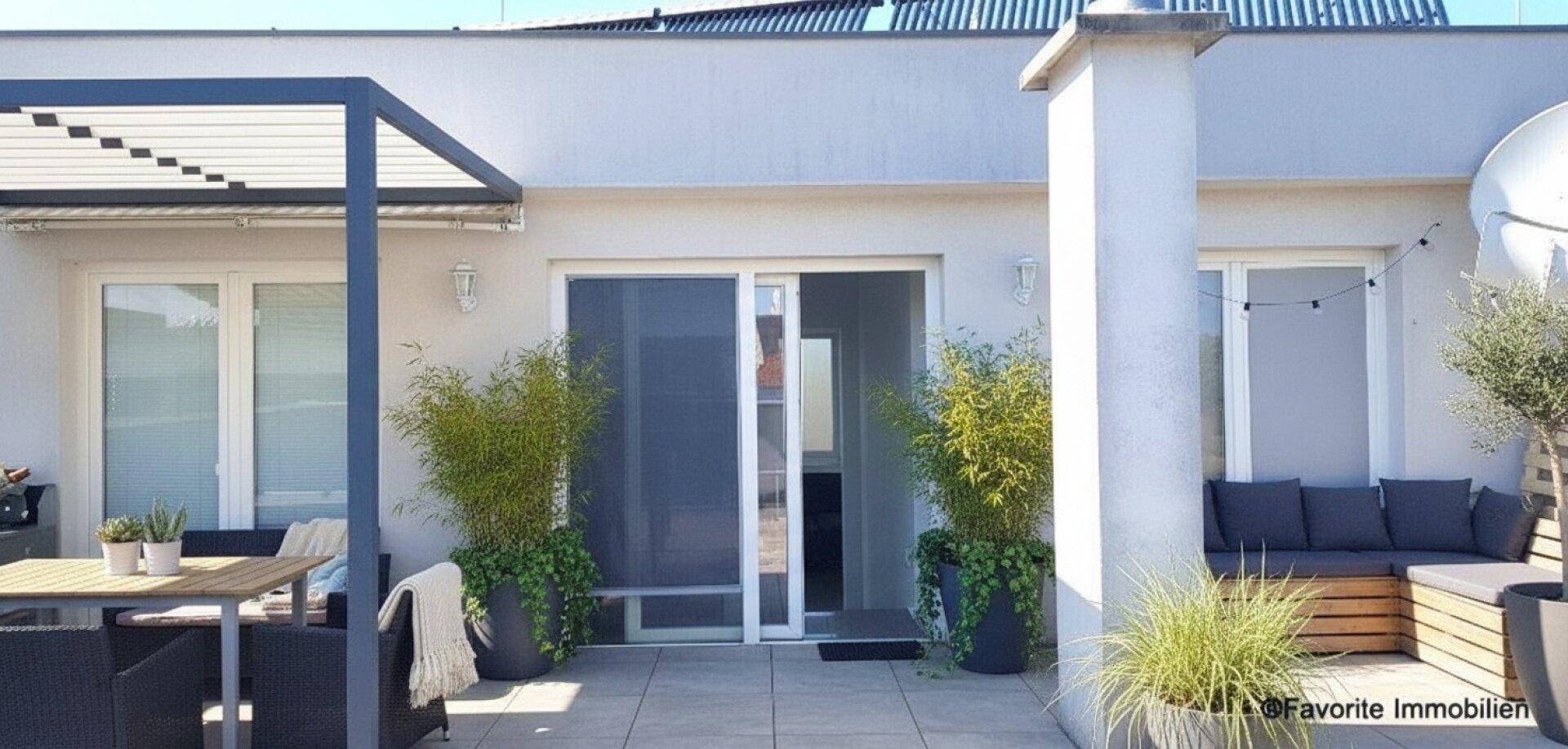 Eine moderne Dachterrasse mit Sitzgelegenheiten, Pflanzen und einem Sonnenschutz.