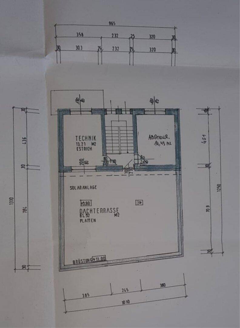 Grundriss der Dachterrasse mit Technikraum und Abstellfläche, inklusive Solaranlage.