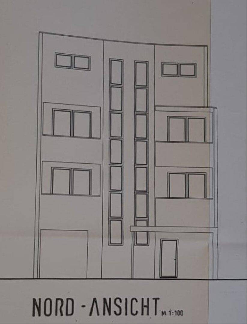 Nordansicht des Gebäudes mit Fensteranordnung und Eingangsbereich.