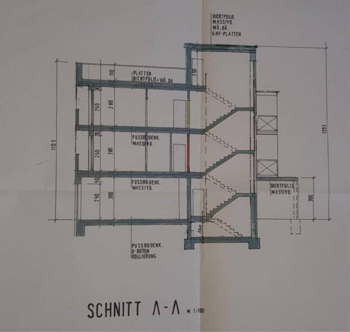 Gebäudeschnitt A-A zeigt die vertikale Struktur mit Treppenhaus und Geschosshöhen.