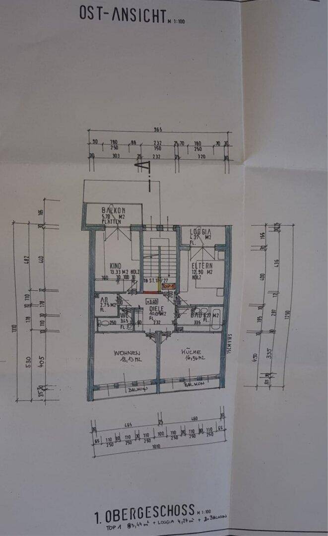 Grundriss des 1. Obergeschosses mit Wohn- und Küchenbereichen, Schlafzimmern, Bad und Balkon.