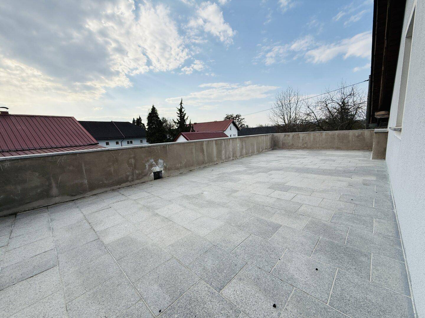 Große, geflieste Dachterrasse mit viel Platz für Outdoor-Möbel und Entspannung.