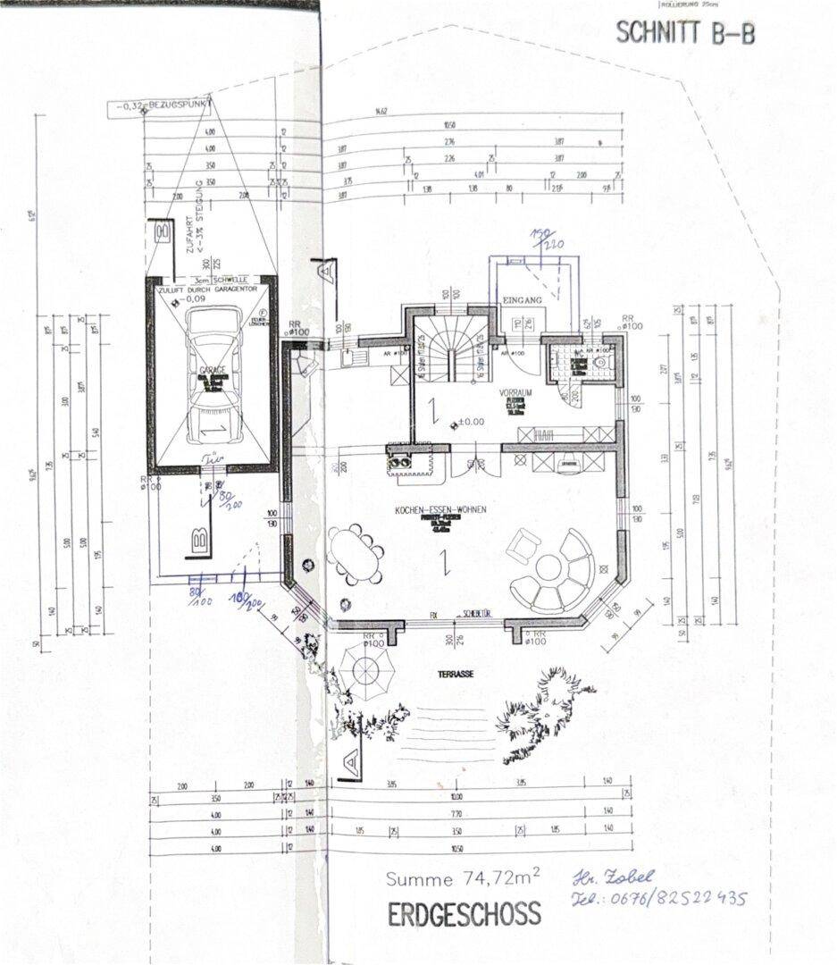Grundriss des Erdgeschosses mit offener Küche, Wohnbereich und Terrasse, Gesamtfläche 74,72 m².
