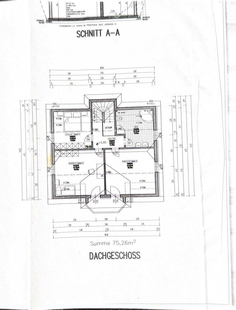 Grundriss des Dachgeschosses mit Schlafzimmern und Badezimmer, Gesamtfläche 75,26 m².