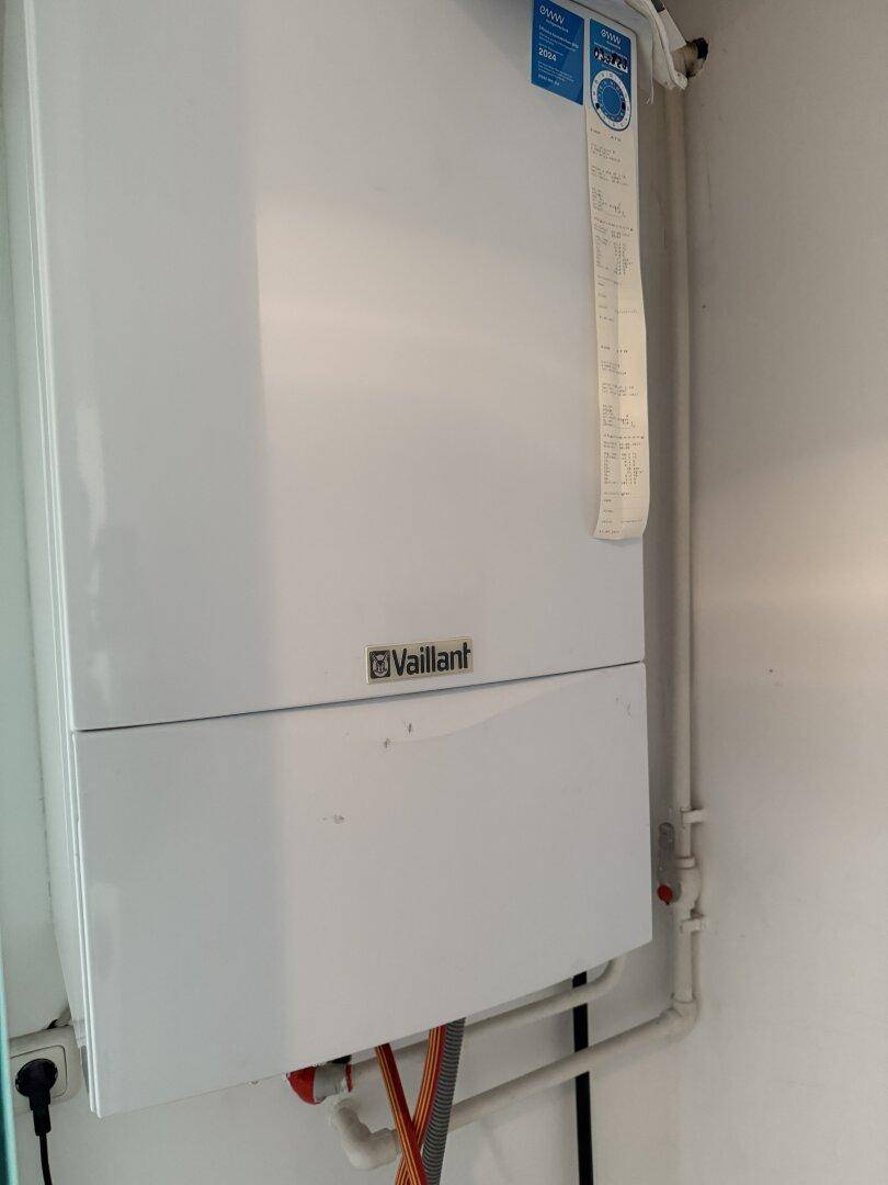 Heizungsraum mit modernem Vaillant Gasheizkessel und sichtbaren Leitungen.