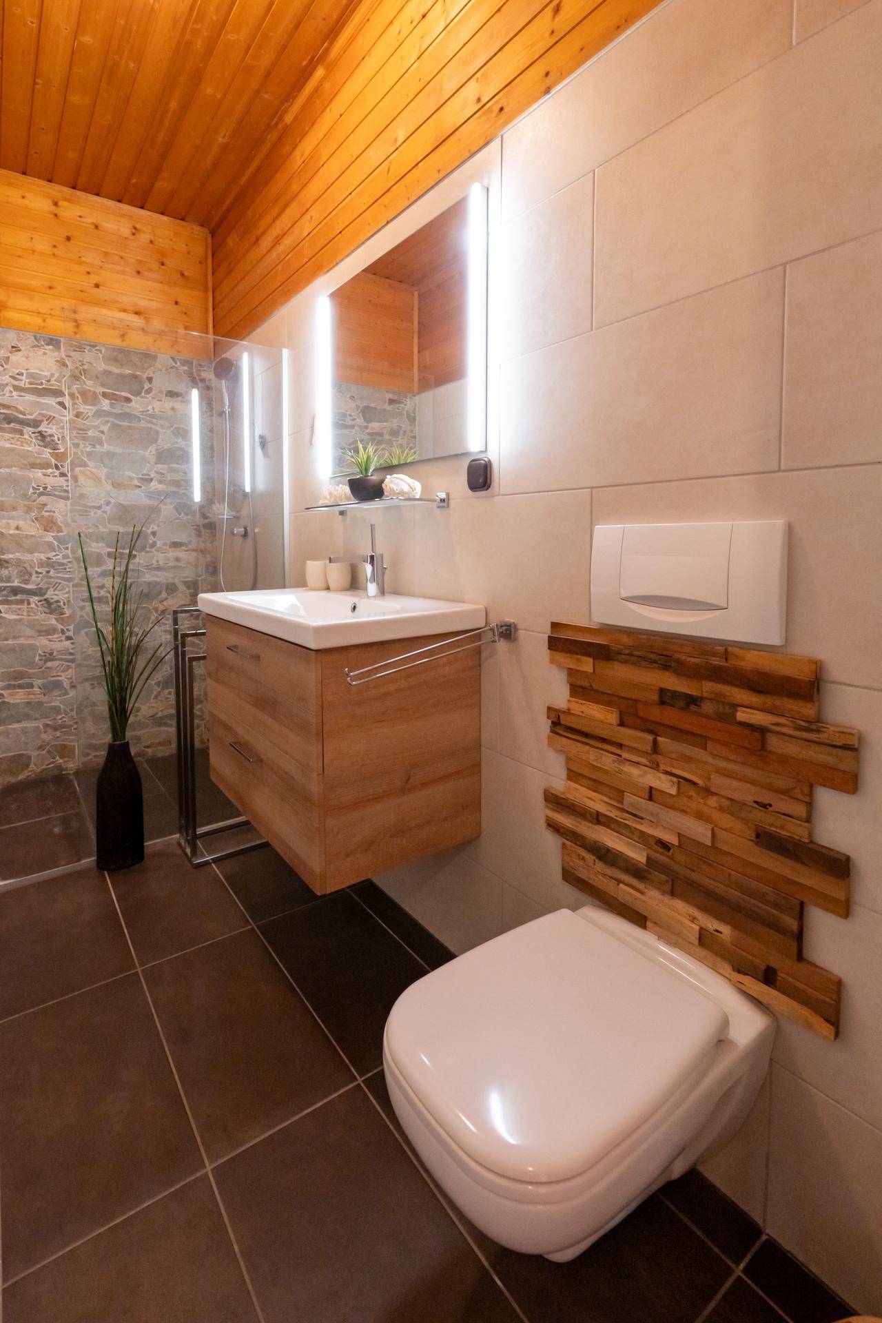 Modernes Badezimmer mit begehbarer Dusche, Holzwaschtisch und Wand-WC.
