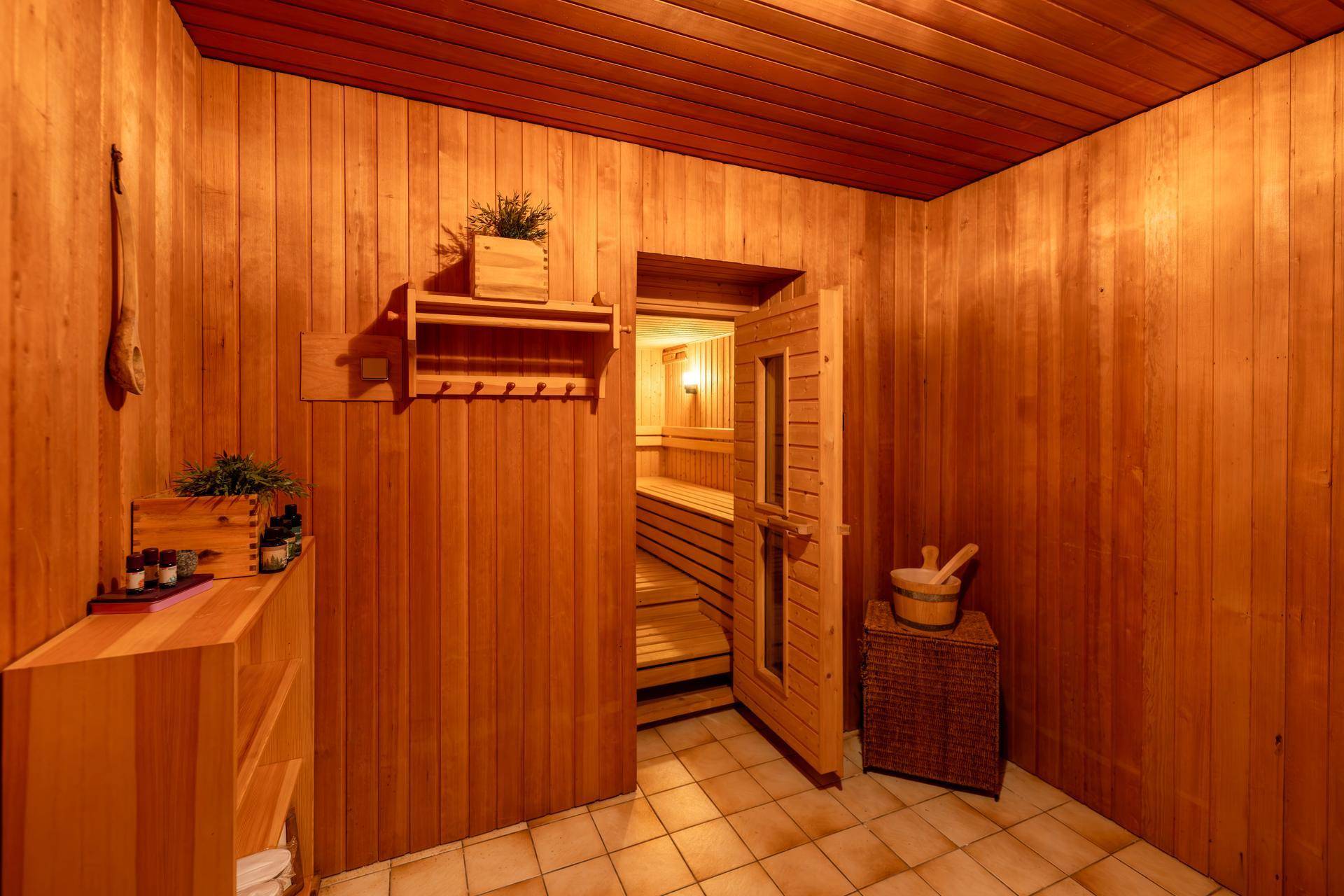 Vorraum zum Wellnessbereich mit Holzwänden und Zugang zur Sauna.