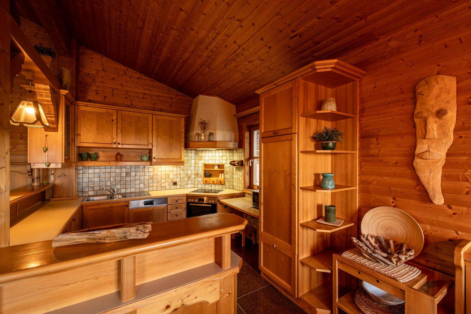 Rustikale Holzküche mit integrierten Geräten und traditionellem Design.
