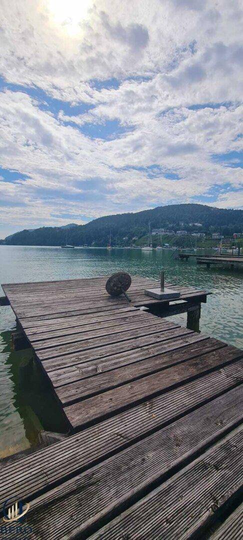 Den Tag schwimmend im Wörthersee beginnen