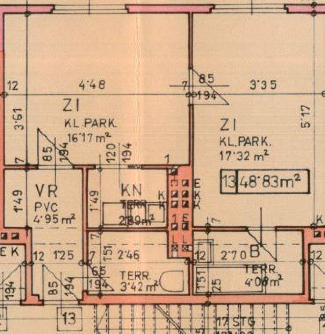 Grundrissplan zeigt mehrere Zimmer, einen Vorraum, eine Küche, ein Badezimmer, eine Gästetoilette und zwei Terrassen.