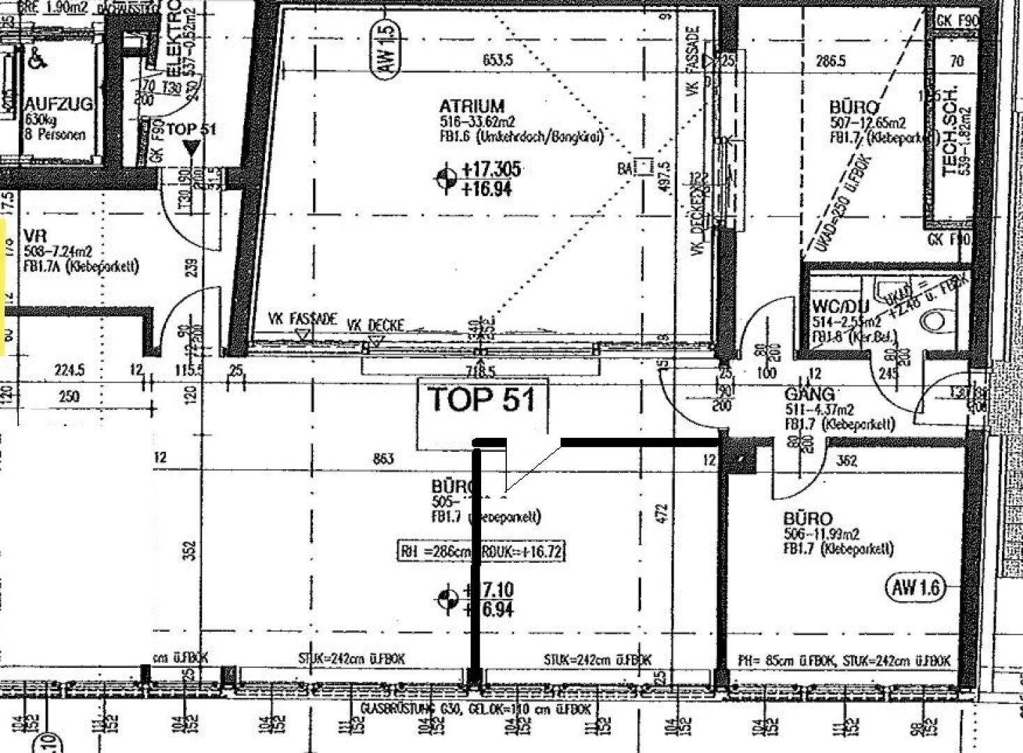 Detaillierter Grundriss mit Büroräumen, Atrium, Sanitärbereich und Balkon, inklusive Maßangaben.