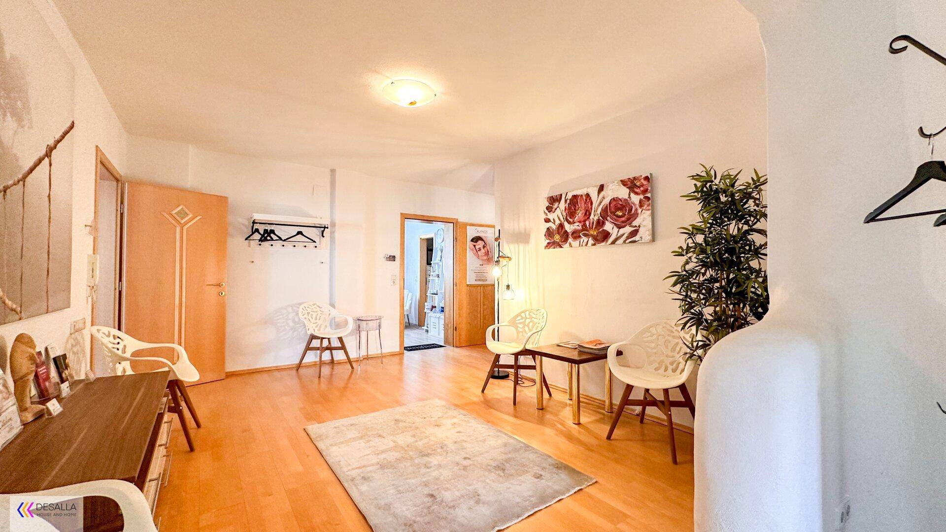 Geräumiger Wohnbereich oder Flur mit Holzboden und heller Einrichtung, ideal für Empfang.