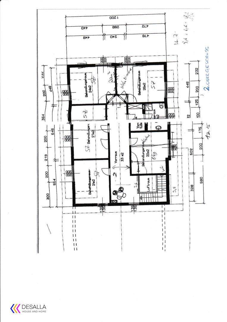 Grundriss des zweiten Obergeschosses mit mehreren Schlafzimmern, Bädern und Balkonzugang.