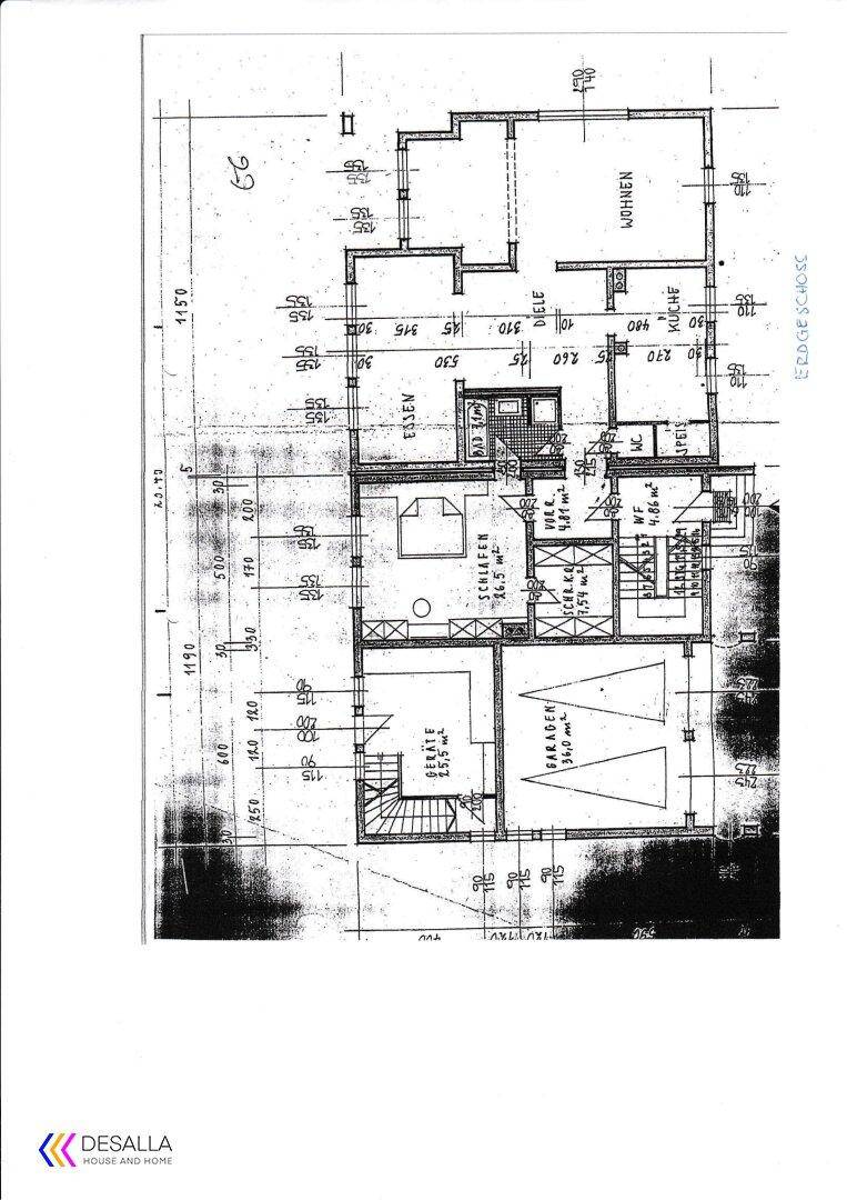 Grundriss des Erdgeschosses mit offenem Wohn-Essbereich, Küche, Schlafzimmer und Garage.