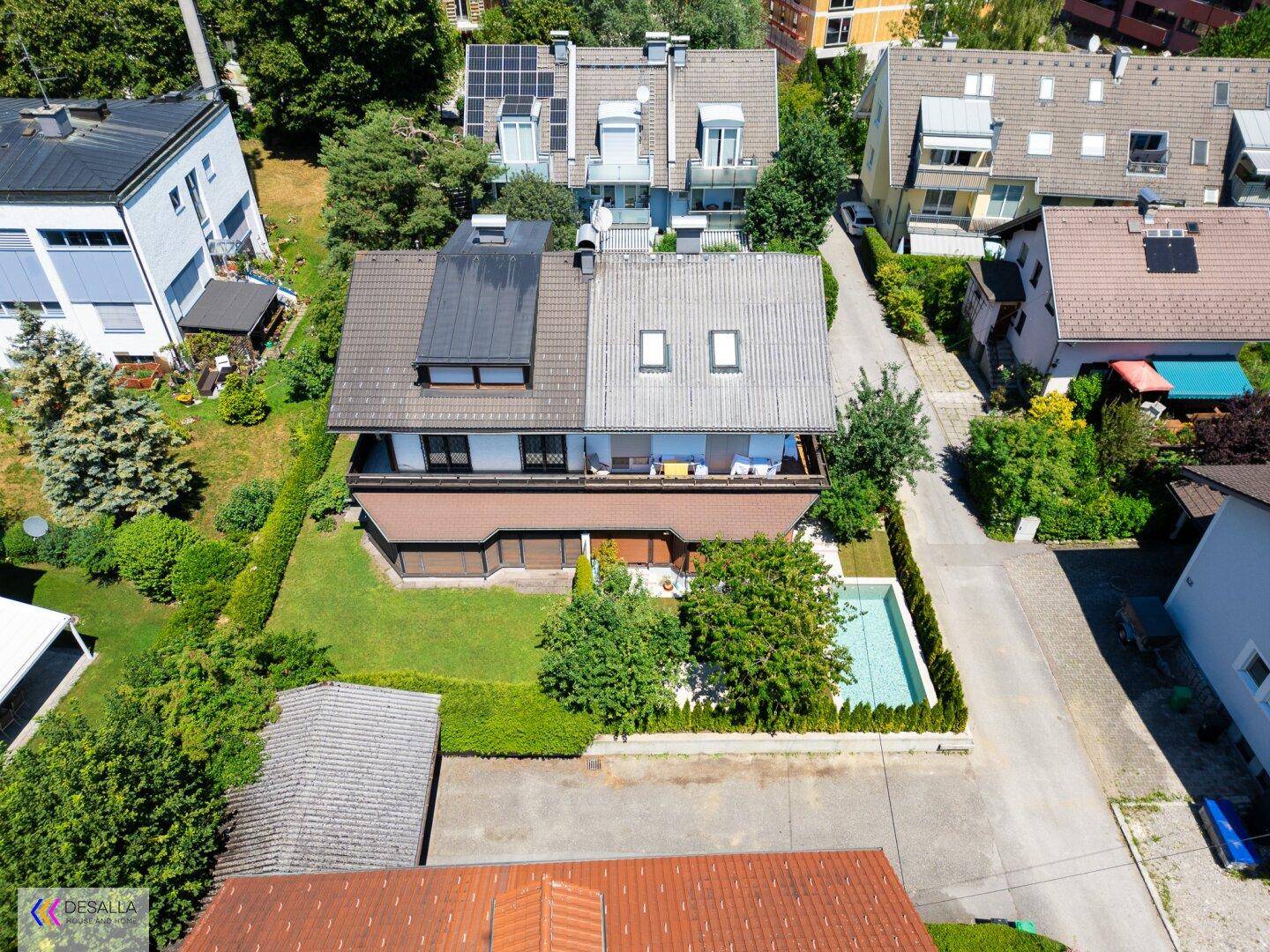 Luftaufnahme des Hauses mit Garten, kleinem Pool und gepflegter Rasenfläche.