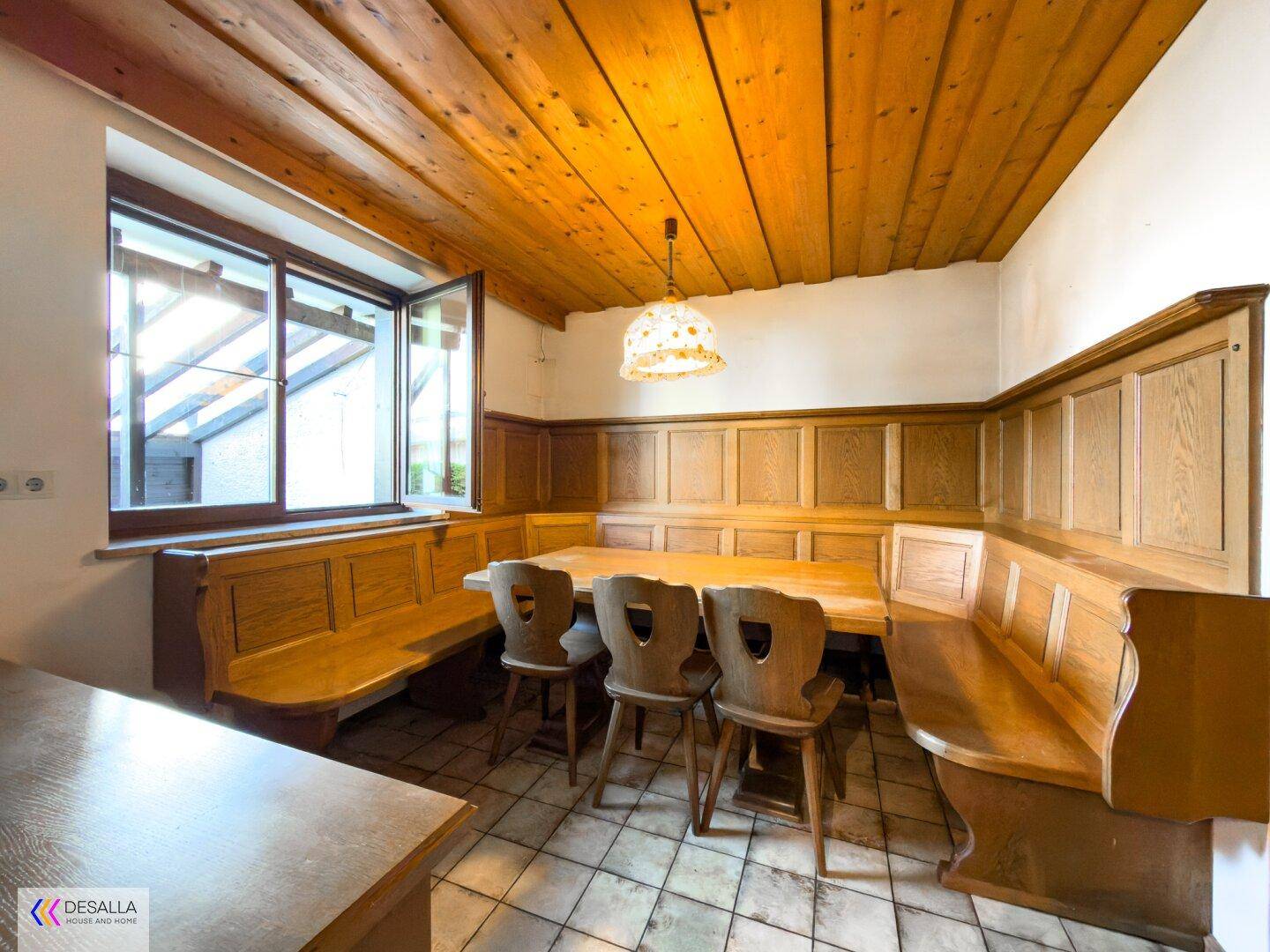 Gemütlicher Essbereich mit Holztäfelung, Eckbank und traditionellem Holztisch.