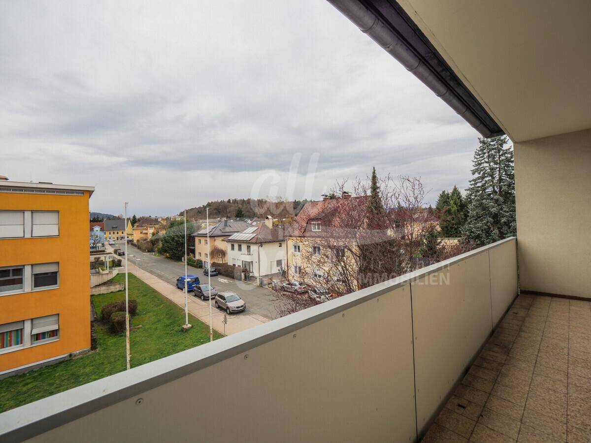 Balkon mit Blick auf die Straße und die umliegende Wohngegend.